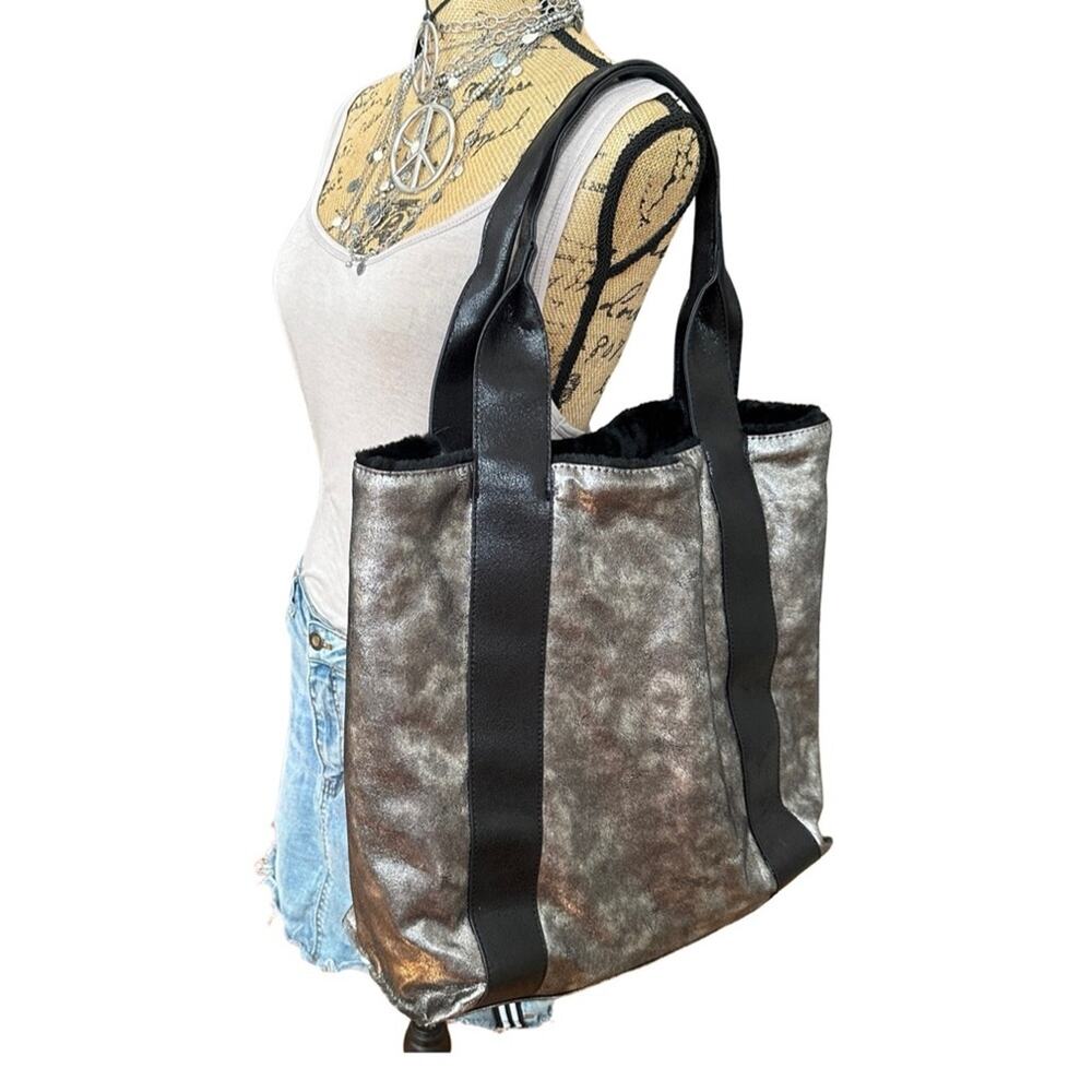 NEW - SONDRA ROBERTS | SQUARED reversible carry-all tote bag - vegan leather